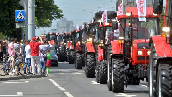 Парад тракторов в Минске в честь Дня рождения МТЗ - Sputnik Беларусь