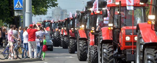 Парад тракторов в Минске в честь Дня рождения МТЗ - Sputnik Беларусь