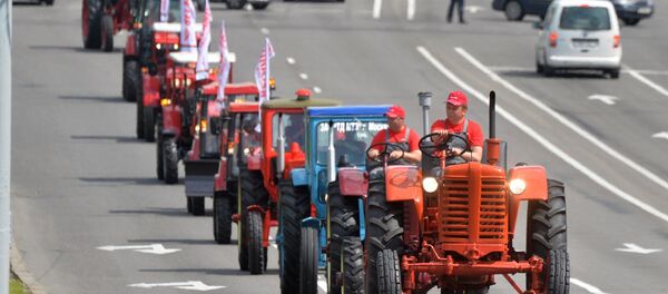 Парад трактароў у Мінску ў гонар Дня нараджэння МТЗ Парад трактароў у Мінску ў гонар Дня нараджэння МТЗ - Sputnik Беларусь