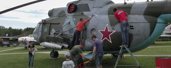 Музей авиации пригласил волонтеров помыть самолеты и вертолеты. - Sputnik Беларусь