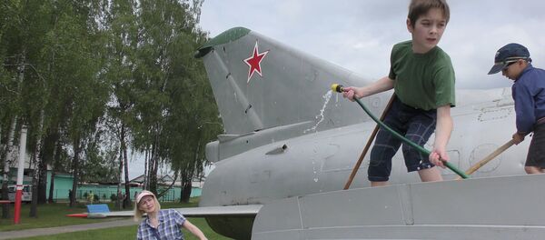 Держи самолет в чистоте: кто мыл экспонаты Музея авиации - Sputnik Беларусь