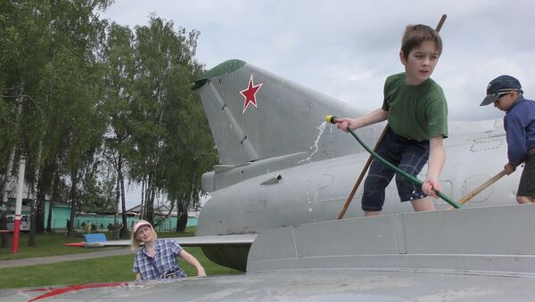 Трымай самалёт у чысціні: хто мыў экспанаты Музея авіацыі - Sputnik Беларусь