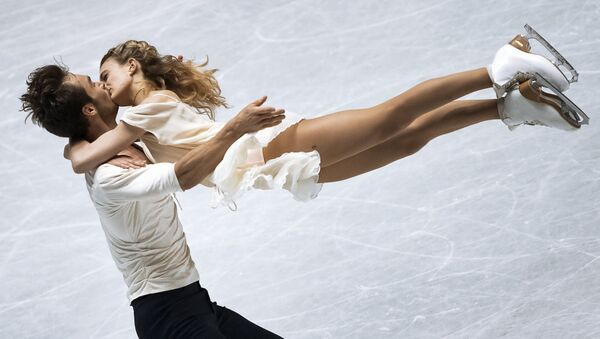 Габриэлла Пападакис и Гийом Сизерон (Франция) выступают в произвольной программе танцев на льду на командном чемпионате мира по фигурному катанию в Токио - Sputnik Беларусь