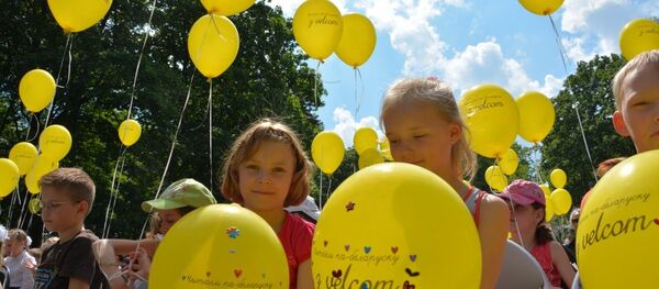 Юныя ўдзельнікі акцыі Чытаем па-беларуску - Sputnik Беларусь