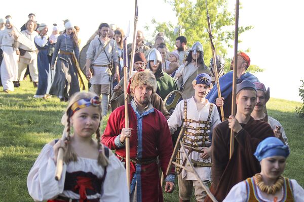 Фестиваль средневековой культуры Меч Брачыслава начался с шествия воинов по городищу - Sputnik Беларусь
