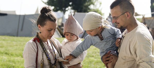 Беларуская сям'я на фестывалі Меч Брачыслава - Sputnik Беларусь