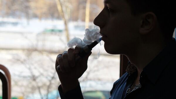 Мужчина курит электронную сигарету - Sputnik Беларусь
