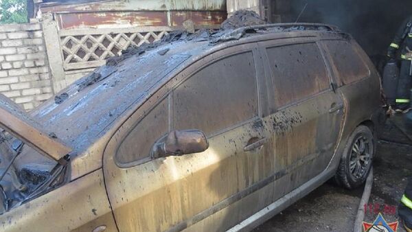 Поврежденный в результате пожара автомобиль - Sputnik Беларусь