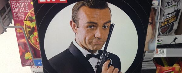 Обложка журнала Life c Шоном Коннери в роли агента 007 - Sputnik Беларусь