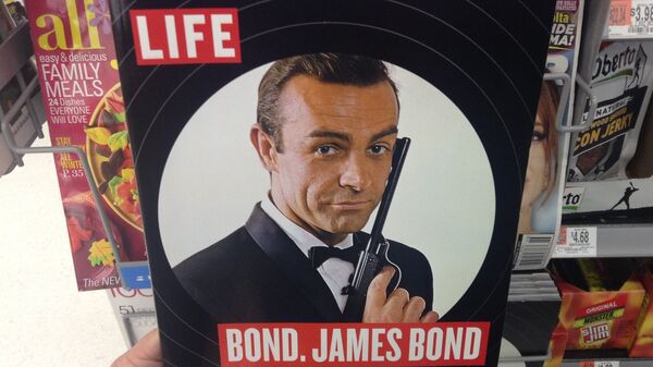 Обложка журнала Life c Шоном Коннери в роли агента 007 - Sputnik Беларусь