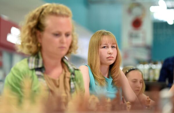 Звание Белой шахматной королевы досталось студентке 2 курса БГЭУ Лидии Болдовской (в центре) - Sputnik Беларусь