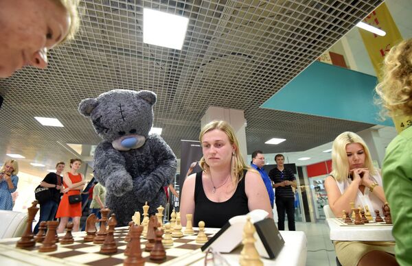 Турнир по шахматам прошел в торговом центре Гомеля  - Sputnik Беларусь