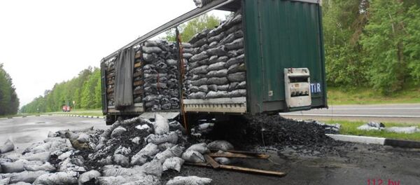 Сгоревшая в Гомельском районе фура - Sputnik Беларусь