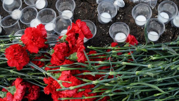 Траурные цветы и свечи - Sputnik Беларусь