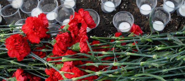 Траурные цветы и свечи Траурные цветы и свечи - Sputnik Беларусь