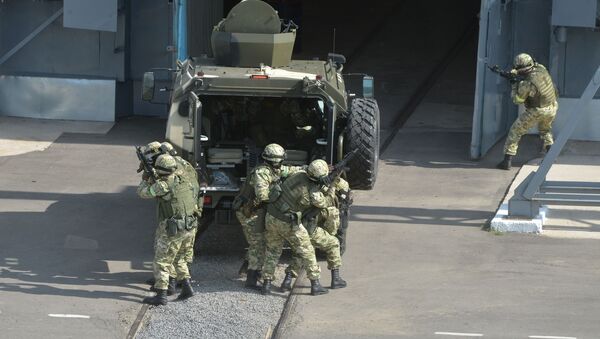Бойцы спецназа готовятся к штурму здания - Sputnik Беларусь