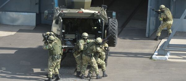 Бойцы спецназа готовятся к штурму здания - Sputnik Беларусь