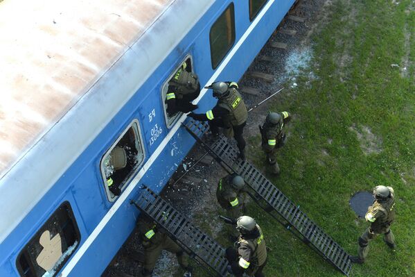 Штурм железнодорожного вагона, в котором, по сценарию, укрылись террористы - Sputnik Беларусь