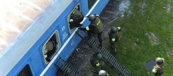 Штурм железнодорожного вагона, в котором, по сценарию, укрылись террористы - Sputnik Беларусь