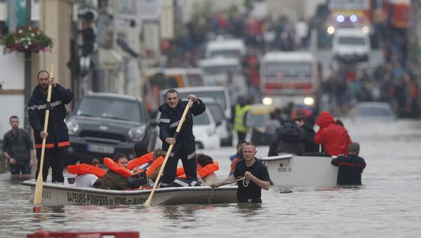 Французские спасатели эвакуируют пострадавших от наводнения - Sputnik Беларусь