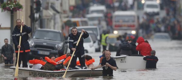 Французские спасатели эвакуируют пострадавших от наводнения - Sputnik Беларусь