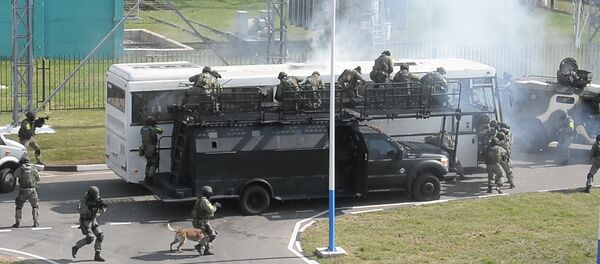 Бойцы спецназа со стрельбой и взрывами освободили заложников на учениях - Sputnik Беларусь