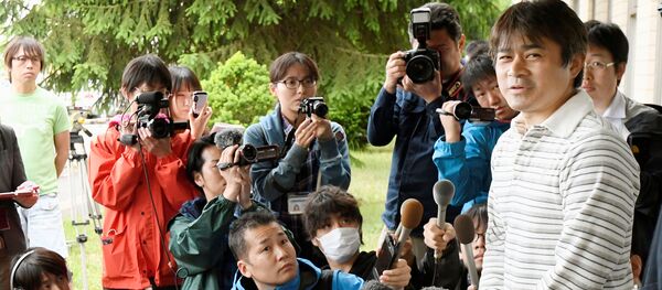 Отец мальчика заявил журналистам, что попросил прощения у своего сына Отец мальчика заявил журналистам, что попросил прощения у своего сына - Sputnik Беларусь