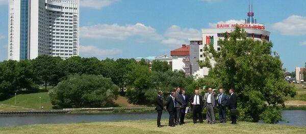 Чиновники на набережной Свислочи - Sputnik Беларусь