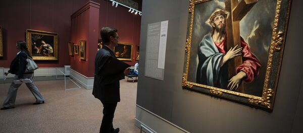 Посетитель у картины Эль Греко Несение креста Посетитель у картины Эль Греко Несение креста - Sputnik Беларусь