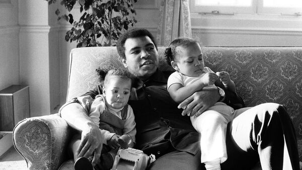 Боксер Мохаммед Али со своими детьми - Sputnik Беларусь