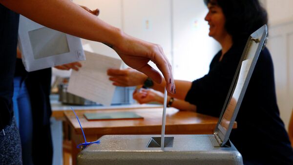 Швейцарцы голосуют на референдуме по выплате ежемесячных 2,5 тысяч каждому гражданину - Sputnik Беларусь