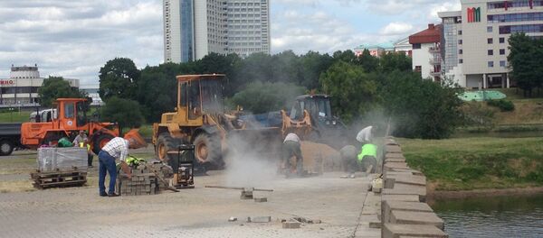 Коммунальные службы приводят в порядок набережную Свислочи - Sputnik Беларусь