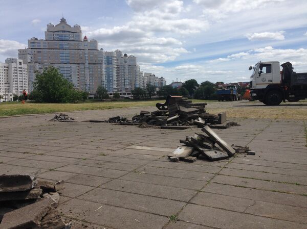 Коммунальные службы приводят в порядок набережную Свислочи - Sputnik Беларусь