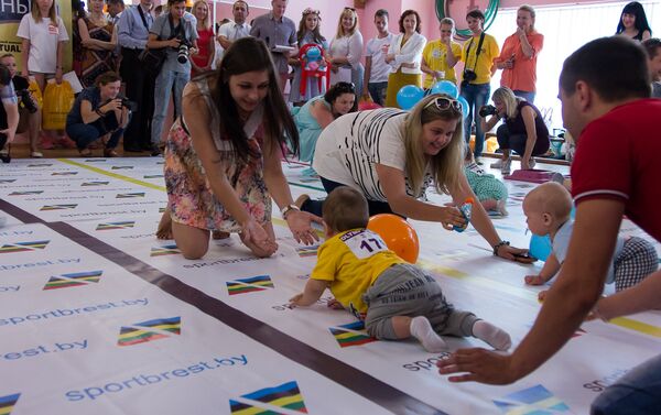 Забег младенцев - соревнование не столько для детей, сколько для их родителей - Sputnik Беларусь