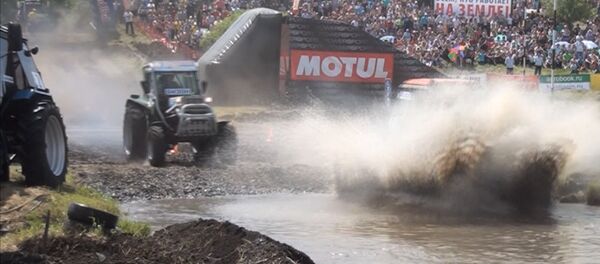 Тракторы взорвали ревом ростовскую степь - Sputnik Беларусь