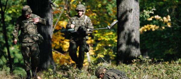 Саперы на месте возможного нахождения золотого поезда нацистов Саперы на месте возможного нахождения золотого поезда нацистов - Sputnik Беларусь