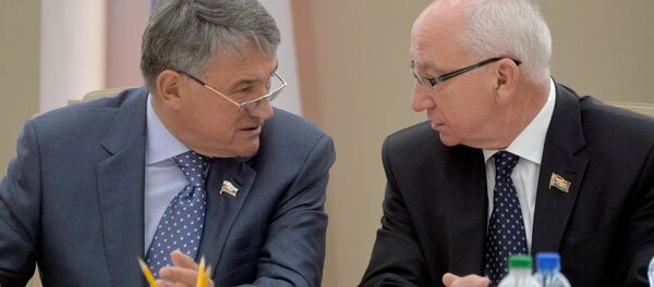 Вице-спикер Совета Федерации Юрий Воробьев (слева) и зампредседателя Совета республики национального собрания Беларуси Анатолий Русецкий (справа) - Sputnik Беларусь