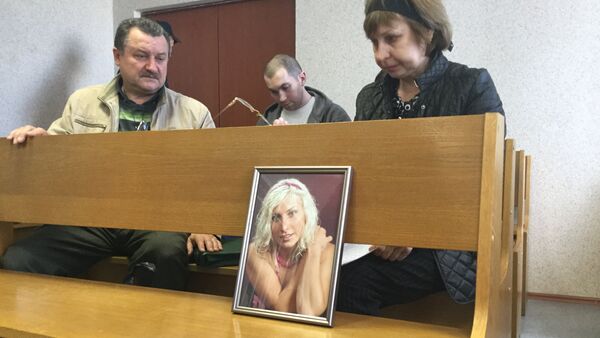 Мать Балыкиной пришла в суд с портретом убитой дочери - Sputnik Беларусь