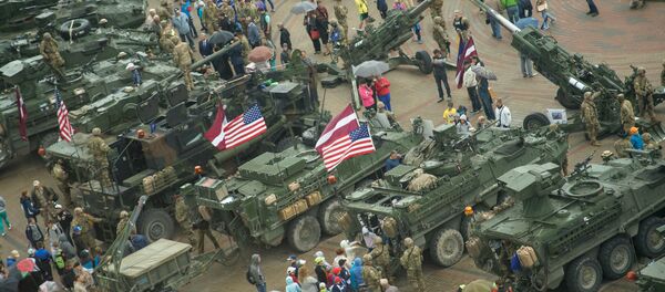 Техника НАТО на центральной площади Даугавпилса - Sputnik Беларусь