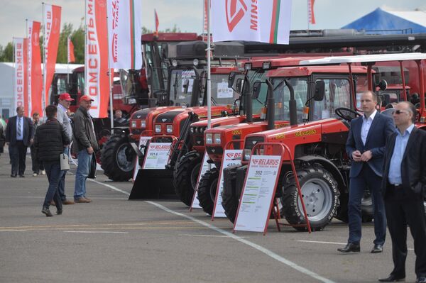 Трактора производства МТЗ на выставке Белагро - Sputnik Беларусь