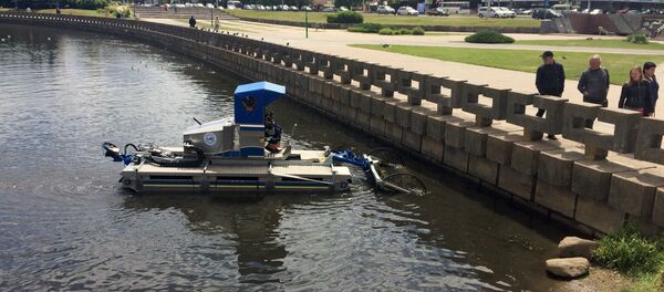 Минчане заметили специальную установку для очистки Свислочи - Sputnik Беларусь