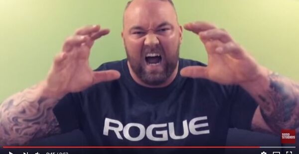 Кадр из видеобращения Хафтоур Бьернссона к футболисту Криштиану Роналду - Sputnik Беларусь