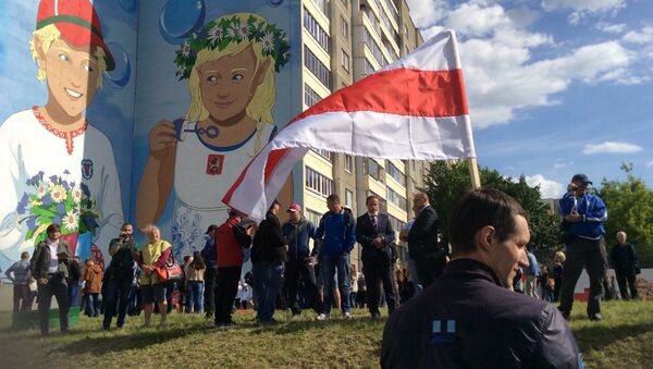 Акция оппозиции у граффити, посвященное дружбе народов России и Беларуси, в Минске - Sputnik Беларусь