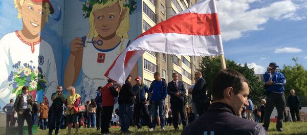 Акция оппозиции у граффити, посвященное дружбе народов России и Беларуси, в Минске - Sputnik Беларусь