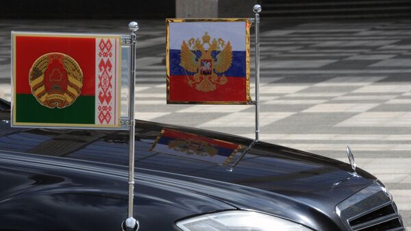 Автомобиль со штандартами президента России и президента Беларуси в Минске - Sputnik Беларусь