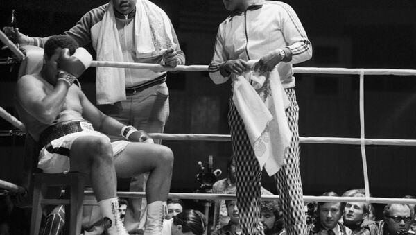 Легендарный американский боксёр Мохаммед Али (Кассиус Маркеллус Клэй) (слева) в Москве. - Sputnik Беларусь