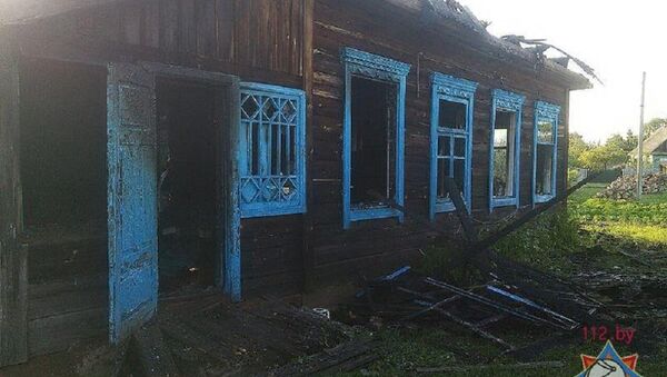 Поврежденный огнем дом в Лунинецком районе - Sputnik Беларусь