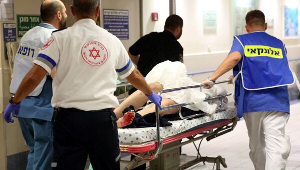 Медики везут в больницу одного из пострадавших в теракте в Тель-Авиве - Sputnik Беларусь