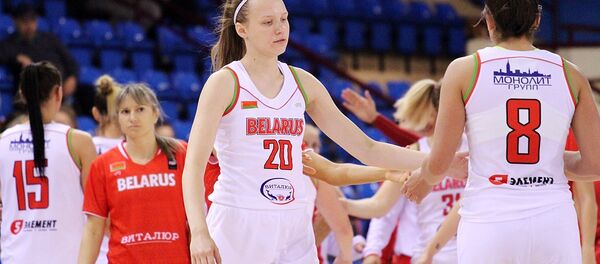Белорусская баскетболистка Ксения Малашко (в центре) - Sputnik Беларусь