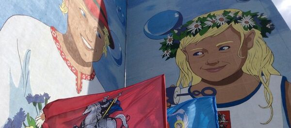 Граффити в Минске Белорус и русская девочка Граффити в Минске Белорус и русская девочка - Sputnik Беларусь